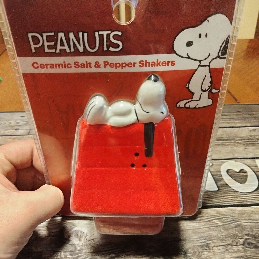 Snoopy salt and pepper shaker